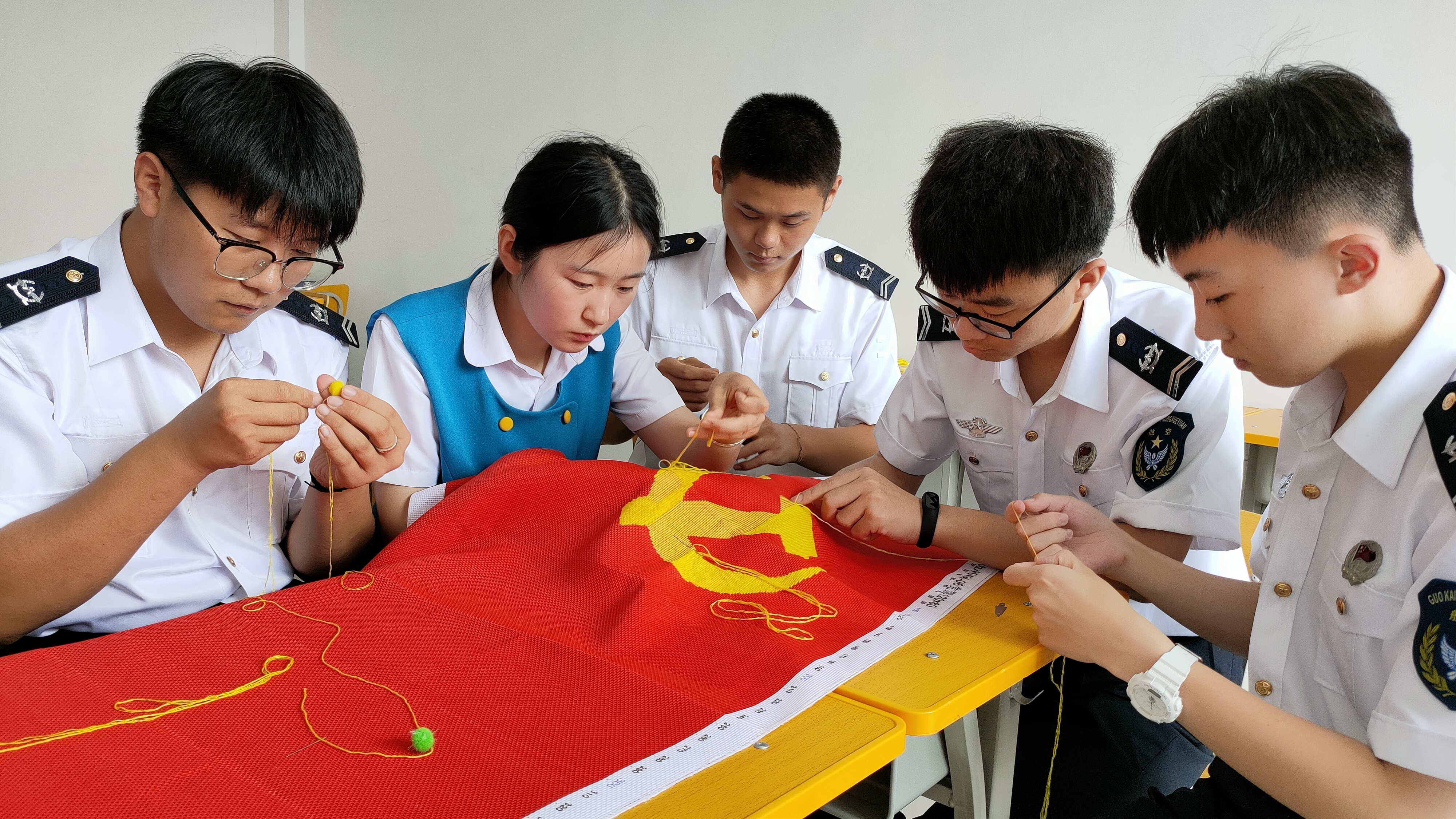 绣党旗感党恩跟党走